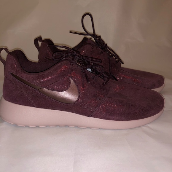 maroon nike roshe one women's